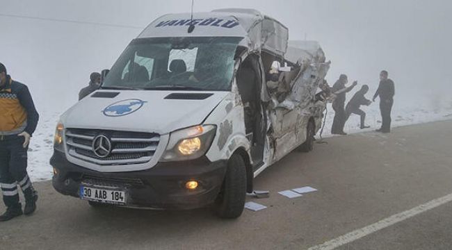 Yolcu minibüsü ile TIR çarpıştı