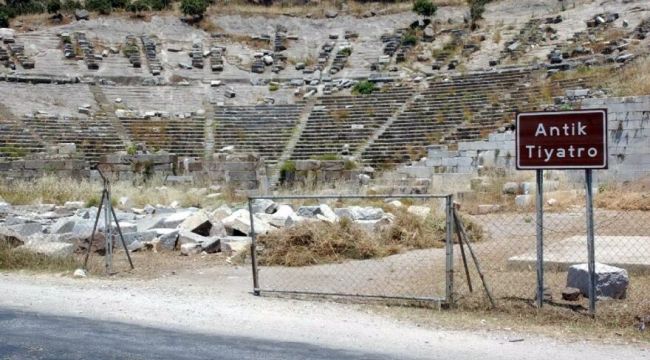 2 bin 400 yıllık antik tiyatroda kaçak kazı