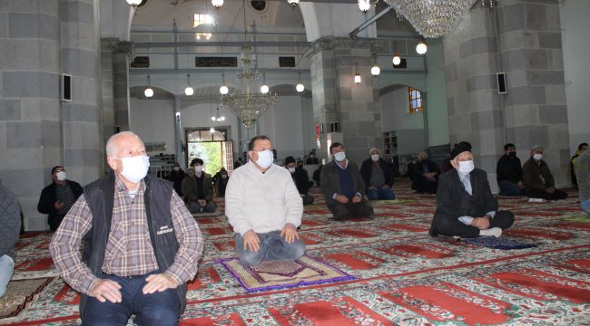 622 yıllık tarihi Bergama Ulu Camii'nde yeni yılın ilk cuma namazı