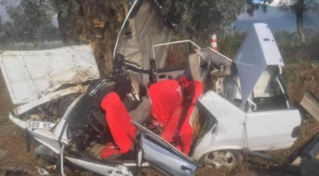 AĞACA ÇARPAN OTOMOBİLDE CAN PAZARI