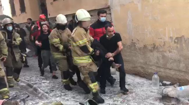 ALEVLERİN İÇİNDE KALAN HURDACIYI İTFAİYE KURTARDI