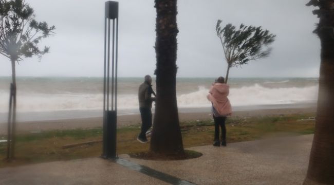 Antalya'da yarın için kuvvetli fırtına uyarısı