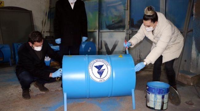 Atık variller sokak hayvanlarına yuva oldu