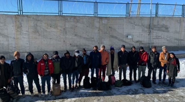 Başkale'de 17 düzensiz göçmen yakalandı