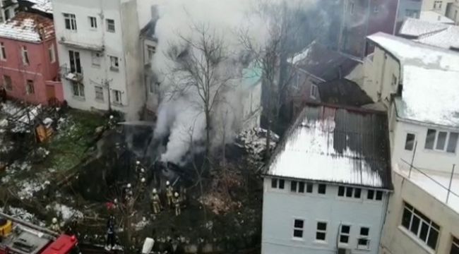 Beyoğlu'nda metruk ahşap ev yangında küle döndü