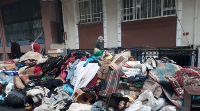 Bir evden 3 kamyon çöp çıkartıldı