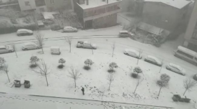 Buzlu yolda duramayan araç evin bahçesine böyle uçtu