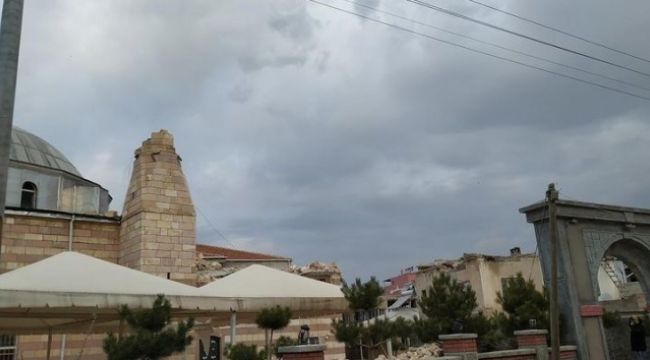 Cami minaresi şiddetli rüzgardan yıkıldı
