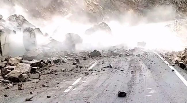 Dev kaya parçası yolu trafiğe kapattı