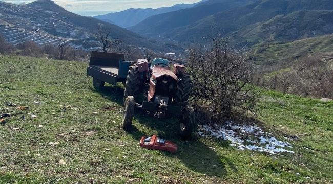 DEVRİLEN TRAKTÖRÜN ALTINDA KALDI