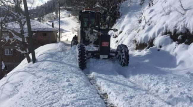 Doğu Karadeniz'de 448 köy yolu kardan kapandı