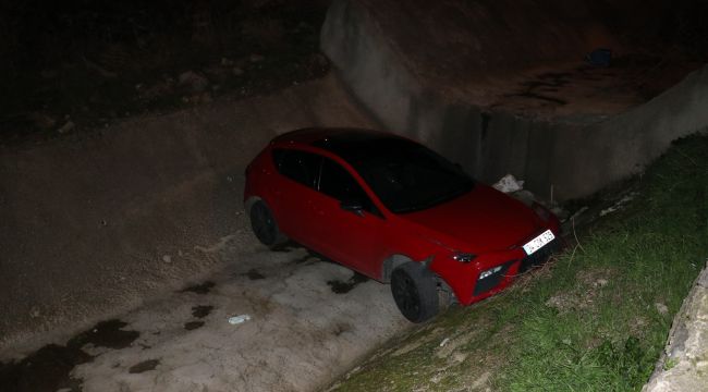 ‘DUR’ İHTARINA UYMAYAN OTOMOBİL DEREYE UÇTU