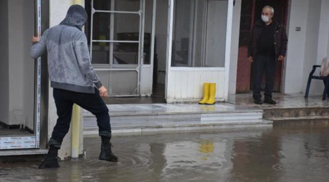 Edirne'de sağanak etkili oldu, cadde ve sokaklar suyla doldu