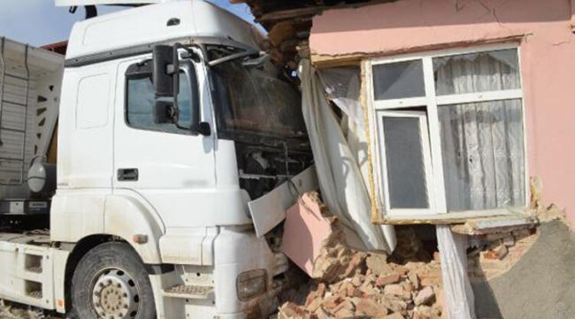 Elazığ'da yokuşta kayan tır, eve girdi
