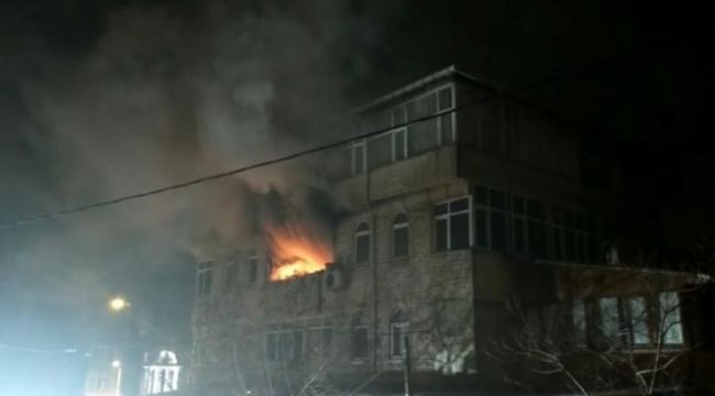 Elektrikli battaniyeden çıkan yangın apartmanı ayağa kaldırdı