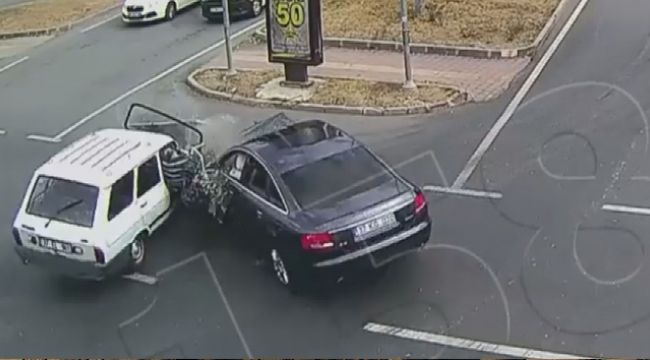 Emniyet kemeri takmayın kadın, otomobilden  fırladı