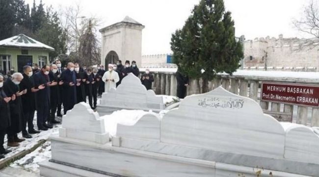 Erdoğan, Erbakan'ın mezarını ziyaret etti