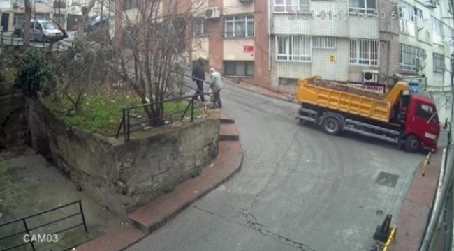 Frenleri tutmayan kamyonet binaya çarptı