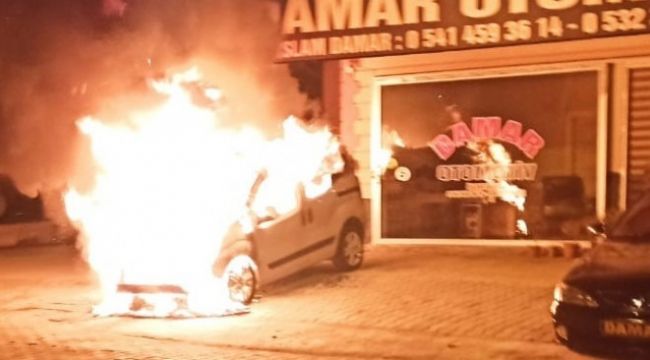 Galeri önündeki satılık araç alev topuna döndü