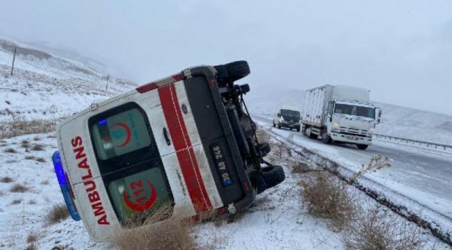 Hasta taşınan ambulans yolda devrildi