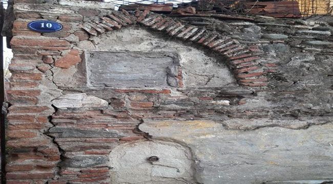 HIRSIZLAR TARİHİ ÇEŞMENİN KİTABESİNİ ÇALDI