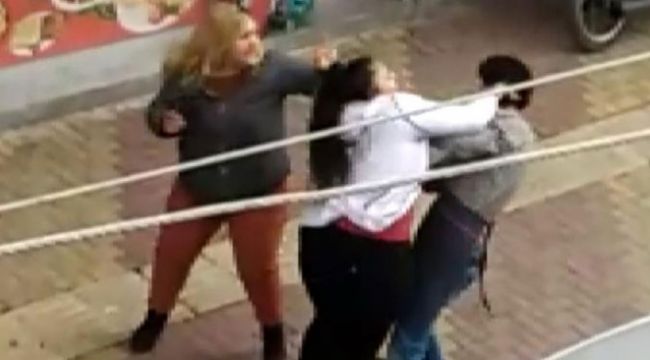 İki kız kardeş bir erkeği sokak ortasında dövdü