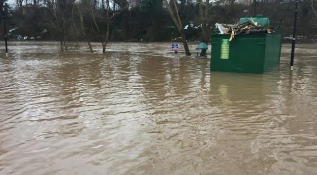 Irmağın su seviyesi yükseldi, yollar kapandı