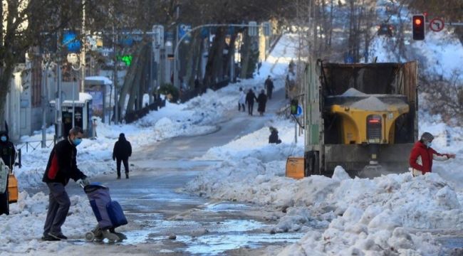 İspanyollar yoğun kar yağışını eğlenceye çevirdi