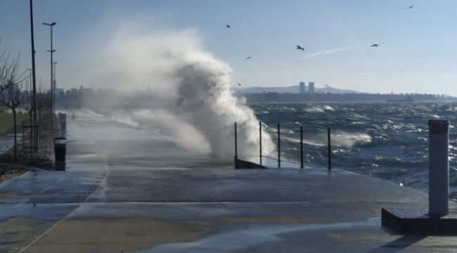İstanbul'da dev dalgalar 5 metreye kadar çıktı