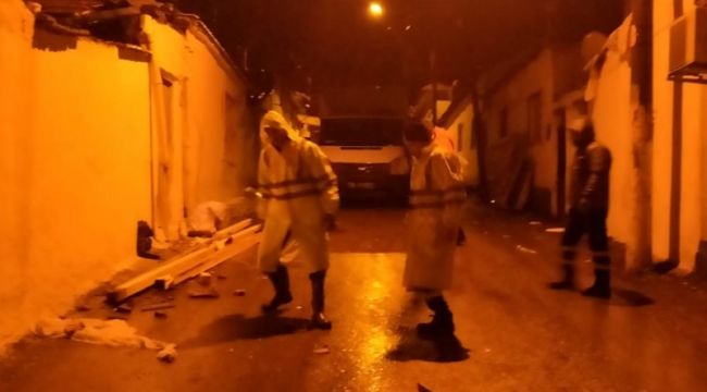 İZMİR BÜYÜKŞEHİR BELEDİYESİ’NDEN GECE MESAİSİ
