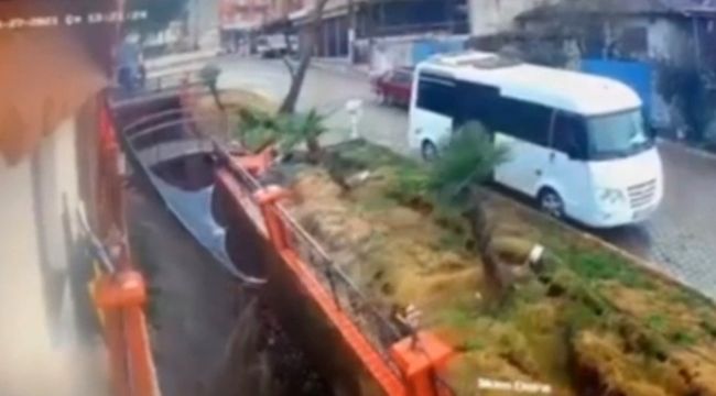 İZMİR'DE İSTİNAT DUVARI ÇÖKTÜ