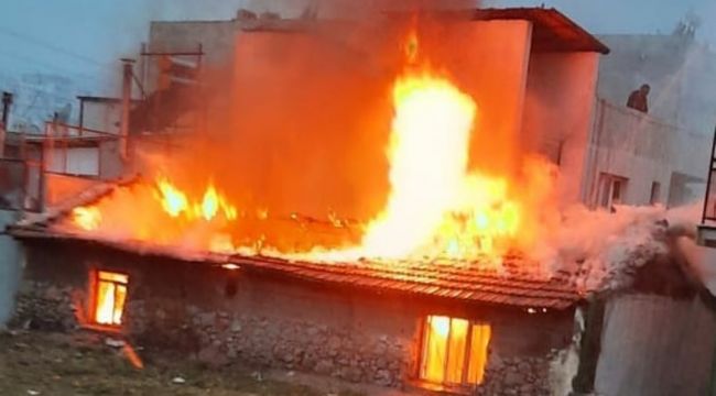 İZMİR'DE KORKUTAN EV YANGINI