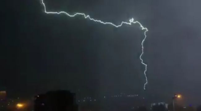 İZMİR'DE SAĞANAK YAĞIŞ ETKİLİ OLDU