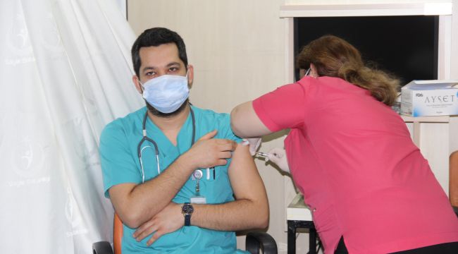 İZMİR'DE SAĞLIK ÇALIŞANLARI İLK AŞIYI OLDU