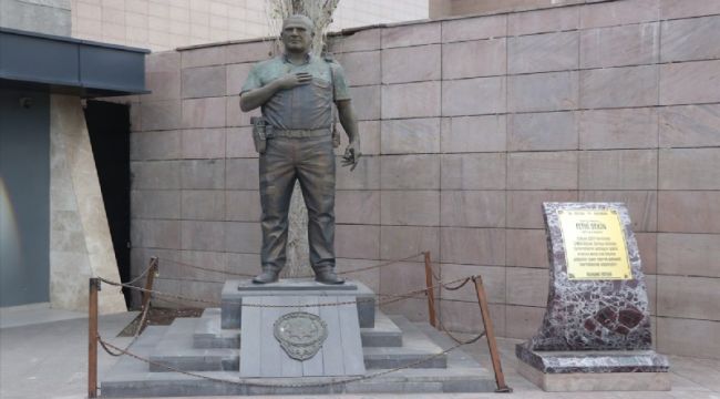 İZMİR KAHRAMANINI ANIYOR