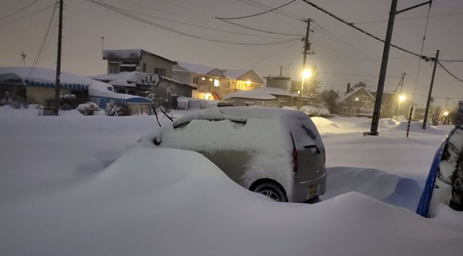 Japonya'da kar ve fırtına hayatı felç etti