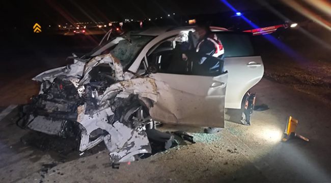 Kamyon ile otomobil kafa kafaya çarpıştı