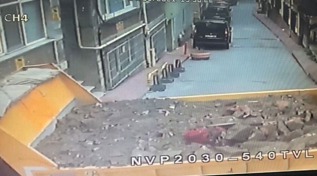 Kamyonetin binaya çarptığı anlar kamerada
