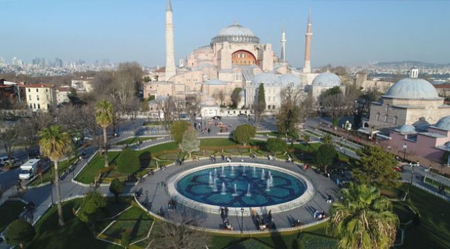 Kısıtlamada Sultanahmet Meydanı'na turist akını