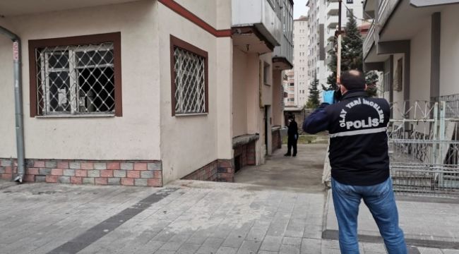 Kız kardeşlerini ekmek bıçağıyla bıçakladı!