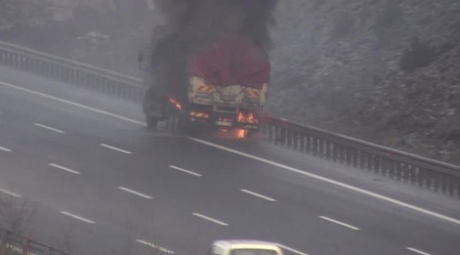 Kuzey Marmara Otoyolu&#039;nda kamyon alev alev yandı