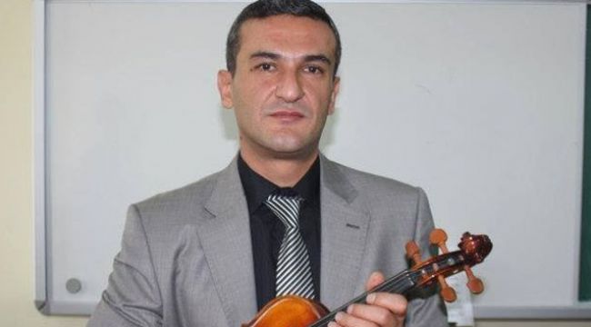 Müzik öğretmeni evinde ölü bulundu
