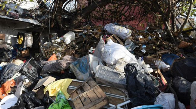 O evden 15 kamyon çöp çıktı