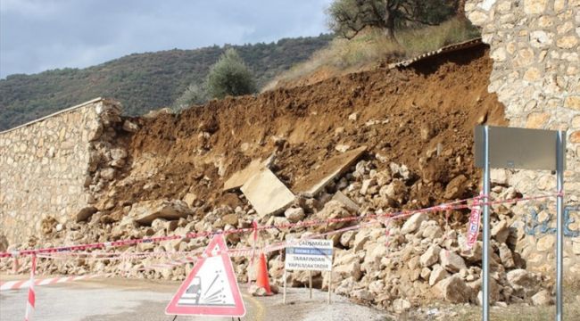 ÖDEMİŞ'TE MEZARLIĞIN İSTİNAT DUVARI ÇÖKTÜ   