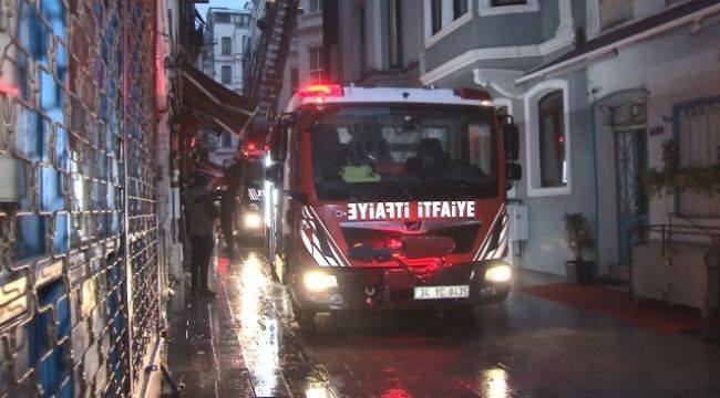 Otel yangınında 2 kişi içeride mahsur kaldı