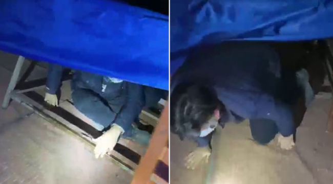 Polisi görünce masanın altında saklandı