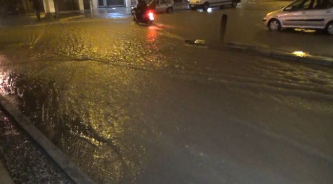 SAĞANAK YAĞIŞ NEDENİYLE CADDELER GÖLE DÖNDÜ