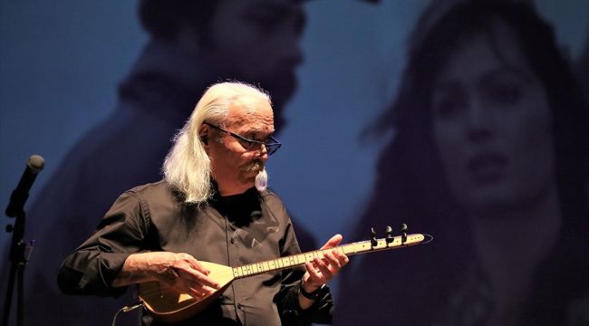 SANATÇILARDAN BAYRAKLI’YA YENİ YIL SÜRPRİZİ