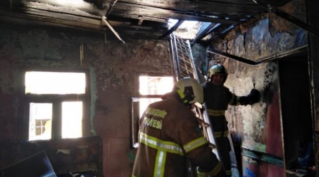 Sigara izmaritinden çıkan yangında ev küle döndü