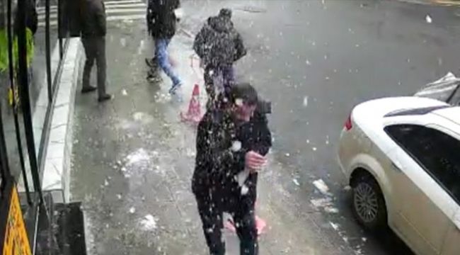 Şişli'de bir kişinin başına buz sarkıtı düştü